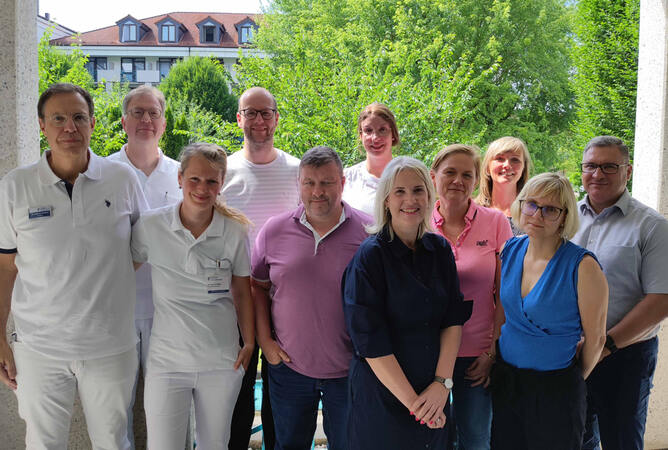 Hinten v. l.: CA Dr. med. Andreas Nachtmann, Johannes Drößler, Annalena Sauer, Kristin Loll. Vorne v. l.: CA Dr. med. Axel Gassen, Funktionsoberärztin Dr. med. Anja Möller, Kay Menz, Diana Burbach, Babette Eichenauer, Michaela Trautvetter, Andreas Wilhelm