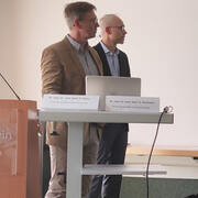 Dr. med. Dr. med. dent. Heiko Kerkmann, Facharzt für Mund-Kiefer-Gesichtschirurgie in Gie-ßen (vorne), mit Dr. med. Dr. med. dent. Hartwig Paulo, Facharzt für Mund-Kiefer-Gesichtschirurgie in Aalen (hinten).